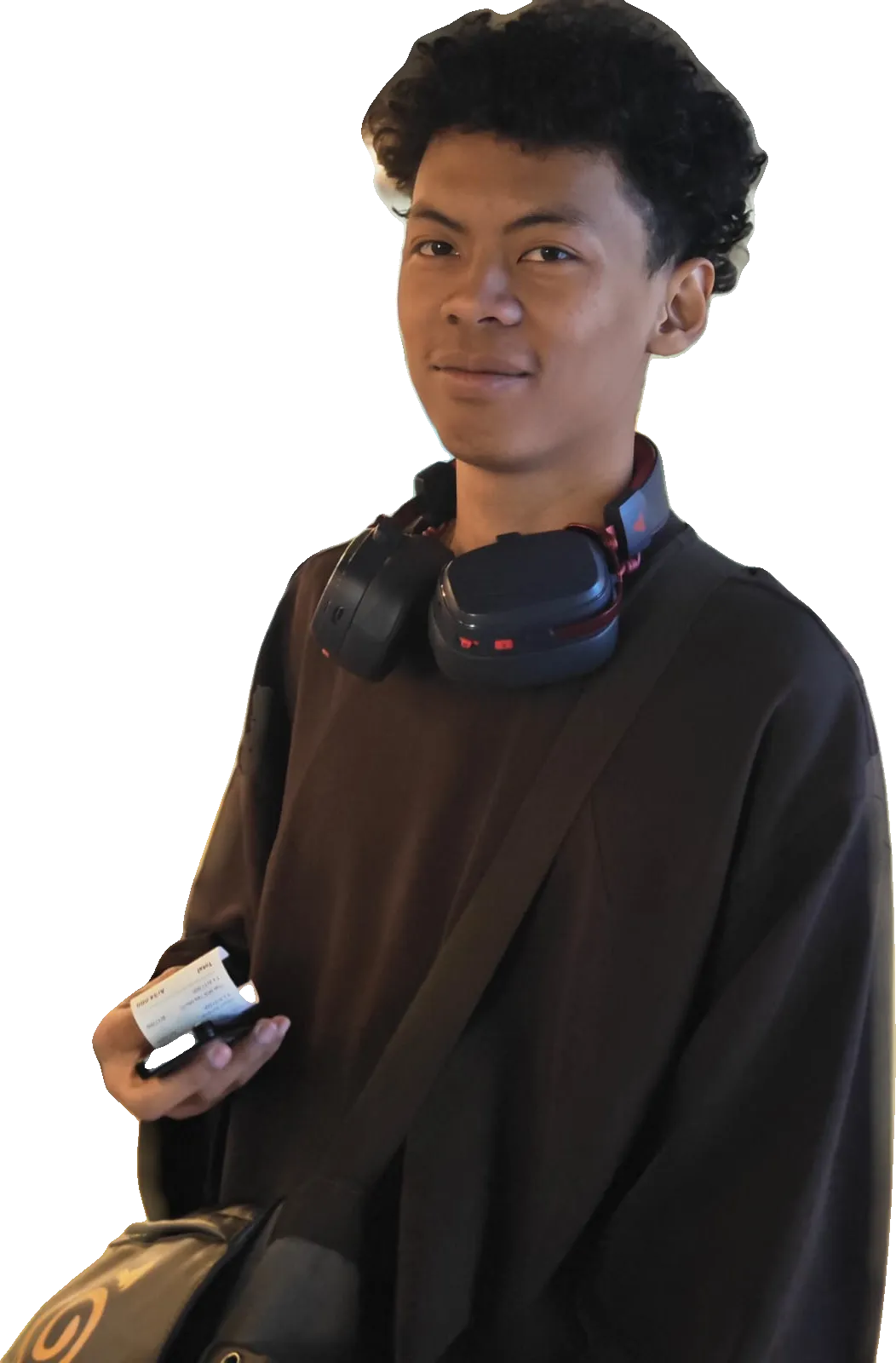 Diary Axel RAKOTOARIVAO, souriant, un casque autour du cou